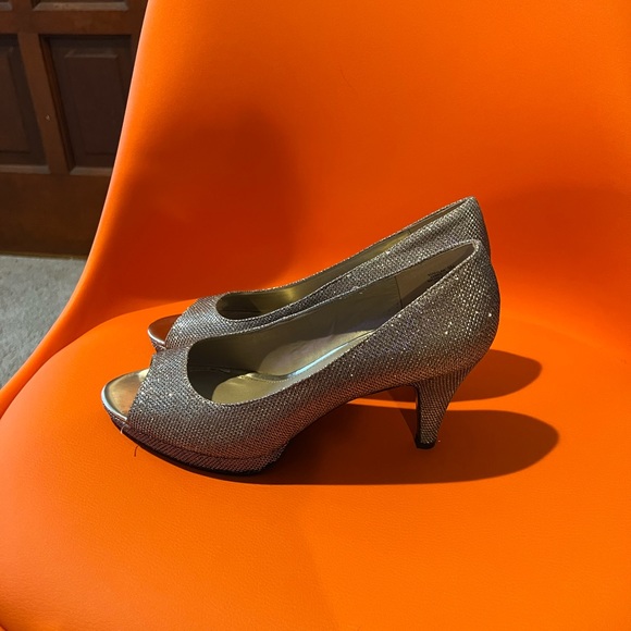Bandolino peep toe silver shoes - Picture 5 of 9